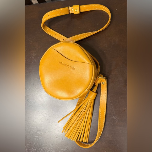 🌟 ALMOST PERFECT Circle Crossbody 🌟 - Picture 3 of 5